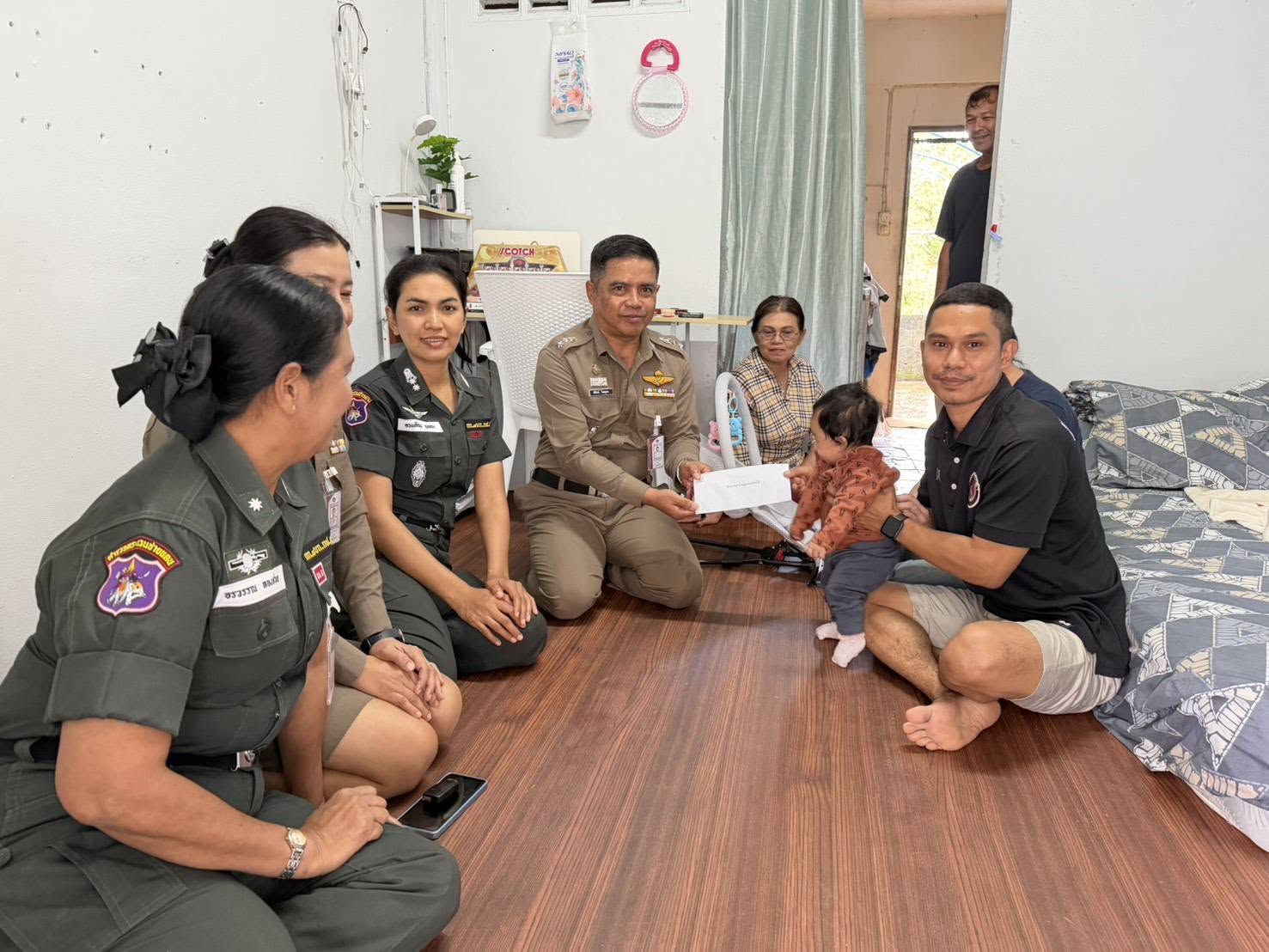 แสดงความยินดีแก่ครอบครัวข้าราชการตำรวจ ในโอกาสให้กำเนิดบุตร เพื่อเป็นการสร้างขวัญและกำลังใจให้แก่ข้าราชการตำรวจและครอบครัว ตามโครงการ “ตำรวจอุ่นกาย สบายใจ”