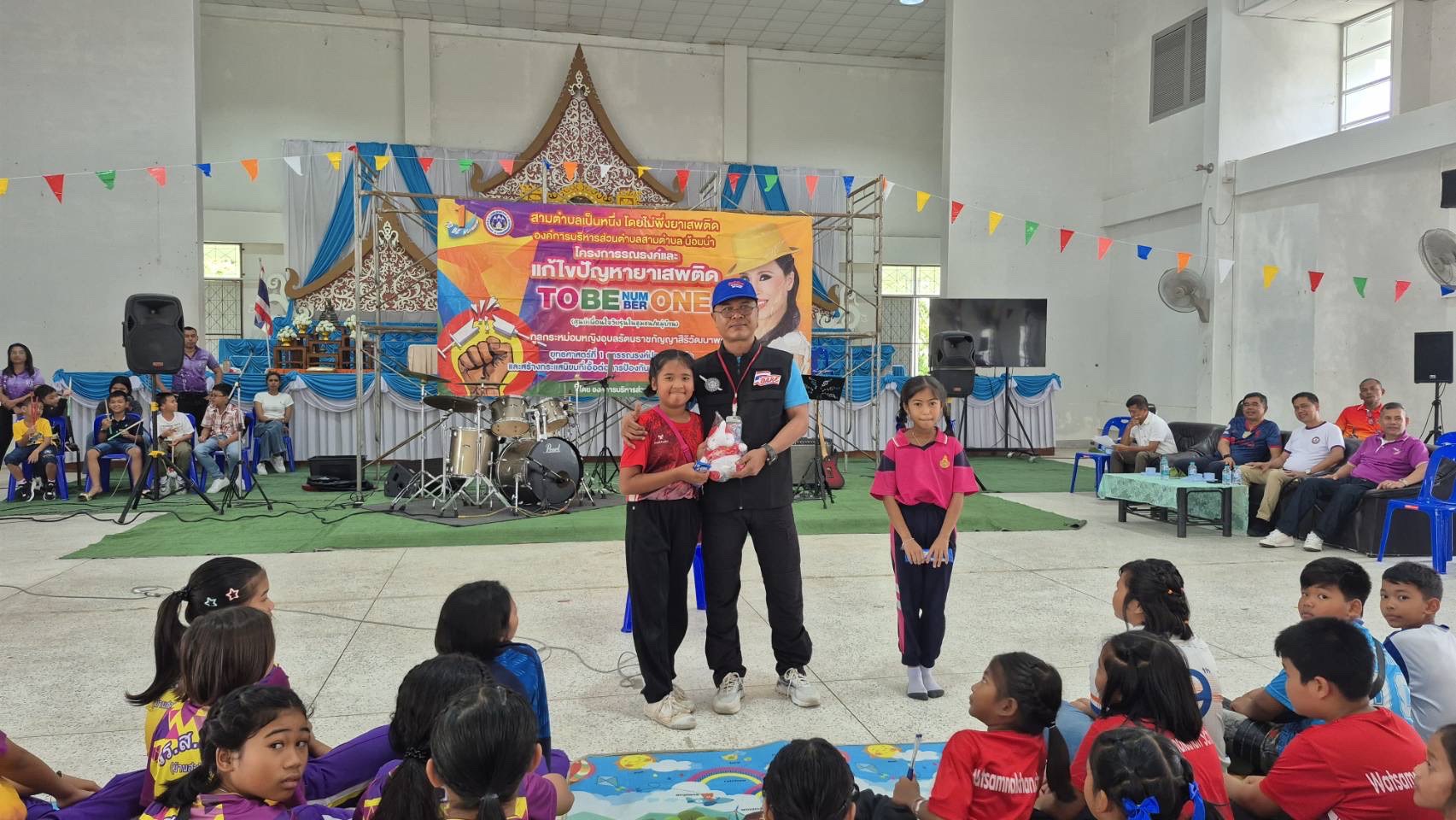 สนับสนุนวิทยากร ให้โครงการรณรงค์และแก้ไขปัญหายาเสพติด TO BE NUMBER ONE อบต. สามตำบล ณ ศาลาประชาคมอำเภอจุฬาภรณ์จังหวัดนครศรีธรรมราช